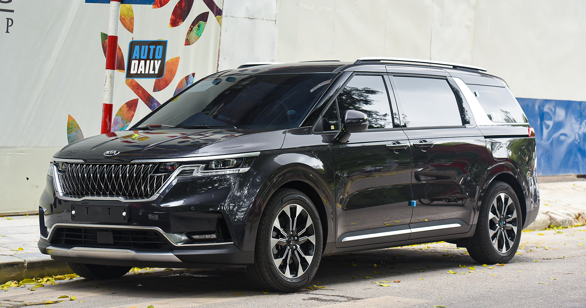 Cận Cảnh Kia Sedona 2021 Trên Phố Hà Nội, Chờ Ngày Thaco Mở Bán